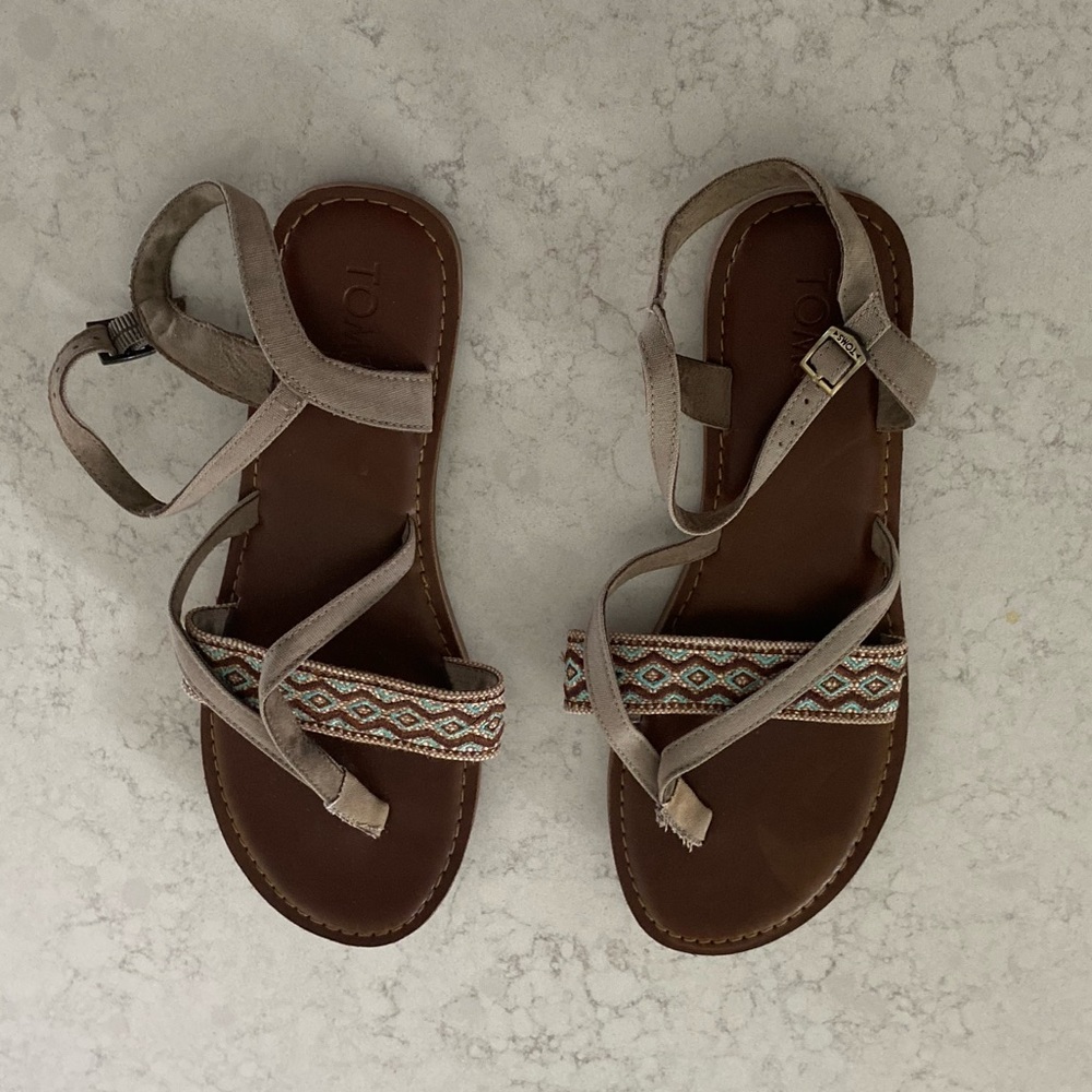 Tom grey neutral sandal